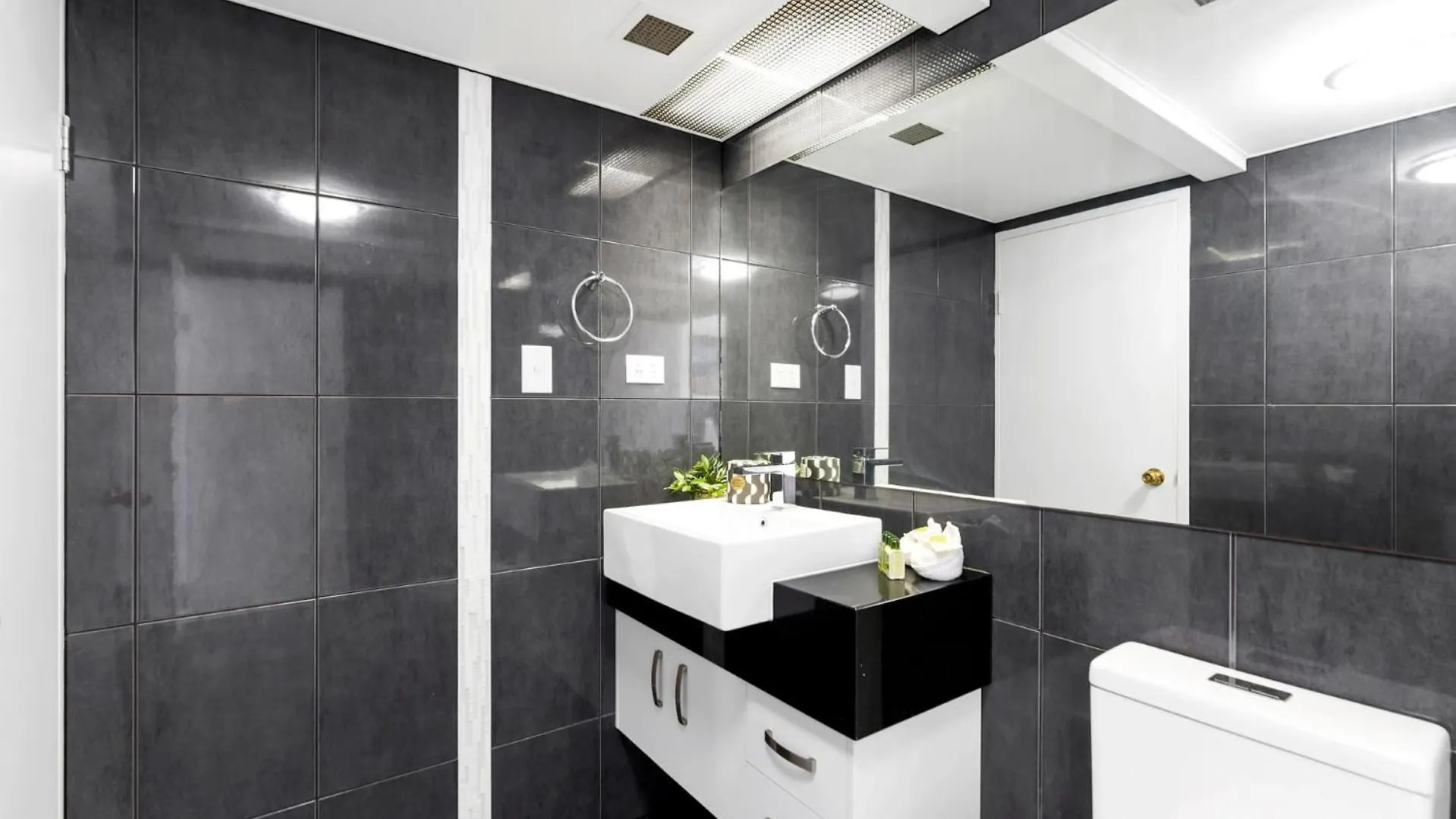 Belle Escapes Rydges Plaza Esplanade Luxury 2-Bedroom Apartment Cairns