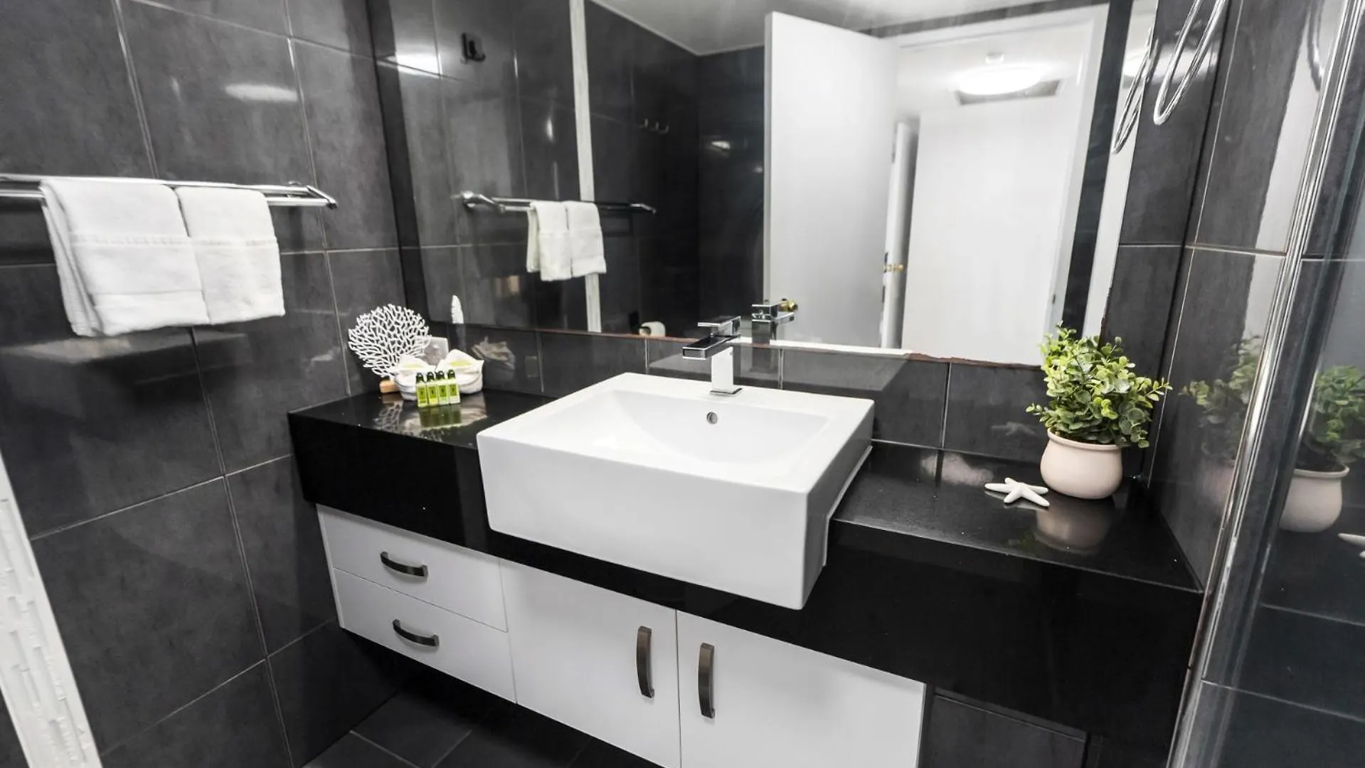 Belle Escapes Rydges Plaza Esplanade Luxury 2-Bedroom Apartment Cairns