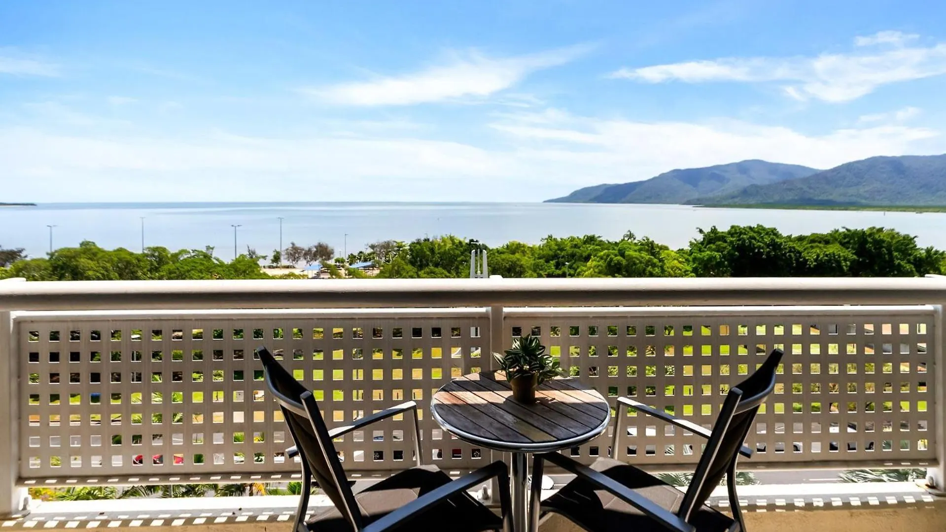 Belle Escapes Rydges Plaza Esplanade Luxury 2-Bedroom Apartment Cairns 0*,  Austrália