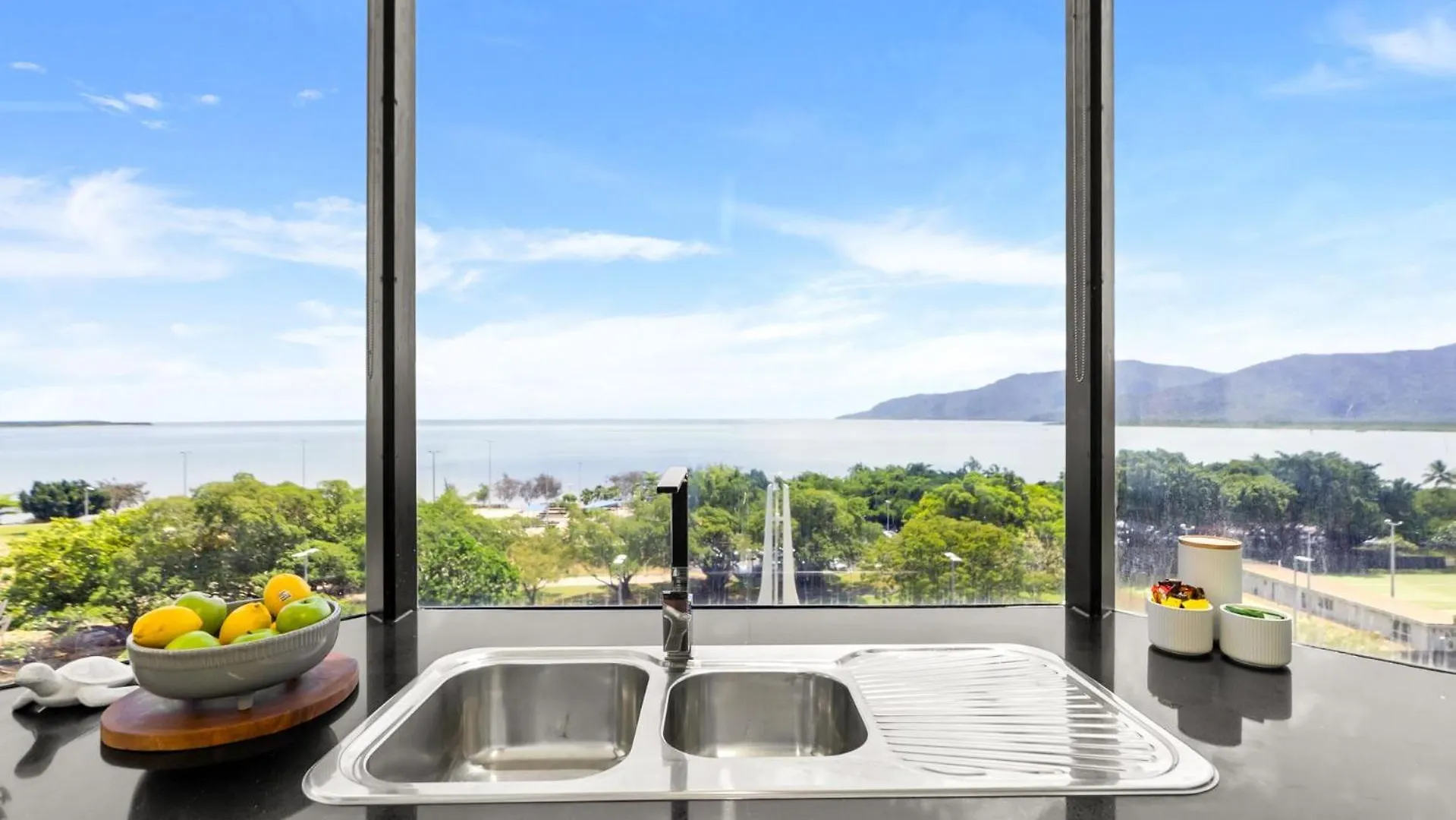 Belle Escapes Rydges Plaza Esplanade Luxury 2-Bedroom Apartment Cairns