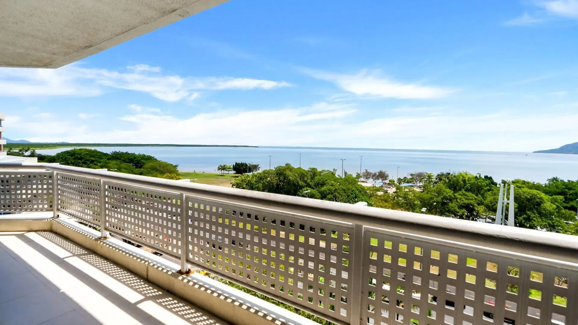 Belle Escapes Rydges Plaza Esplanade Luxury 2-Bedroom Apartment Cairns 0*,