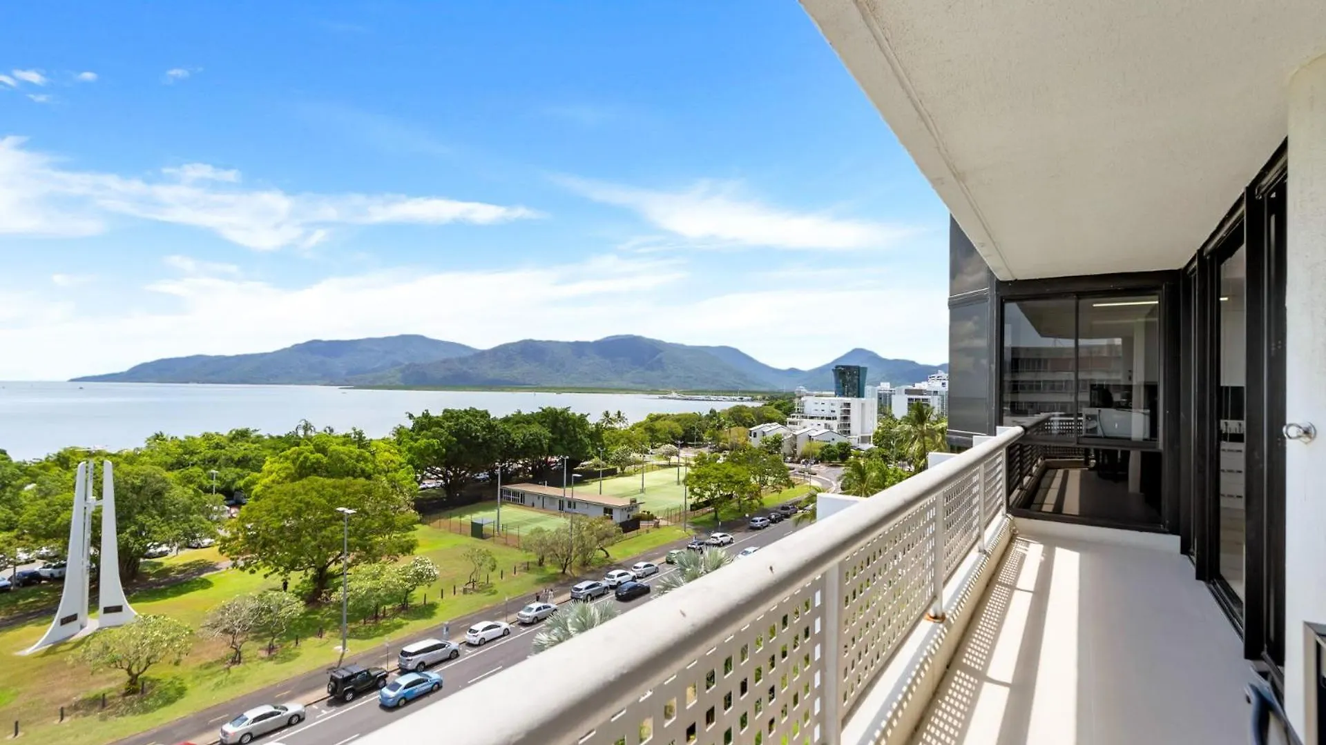 Belle Escapes Rydges Plaza Esplanade Luxury 2-Bedroom Apartment Cairns 0*,  Austrália
