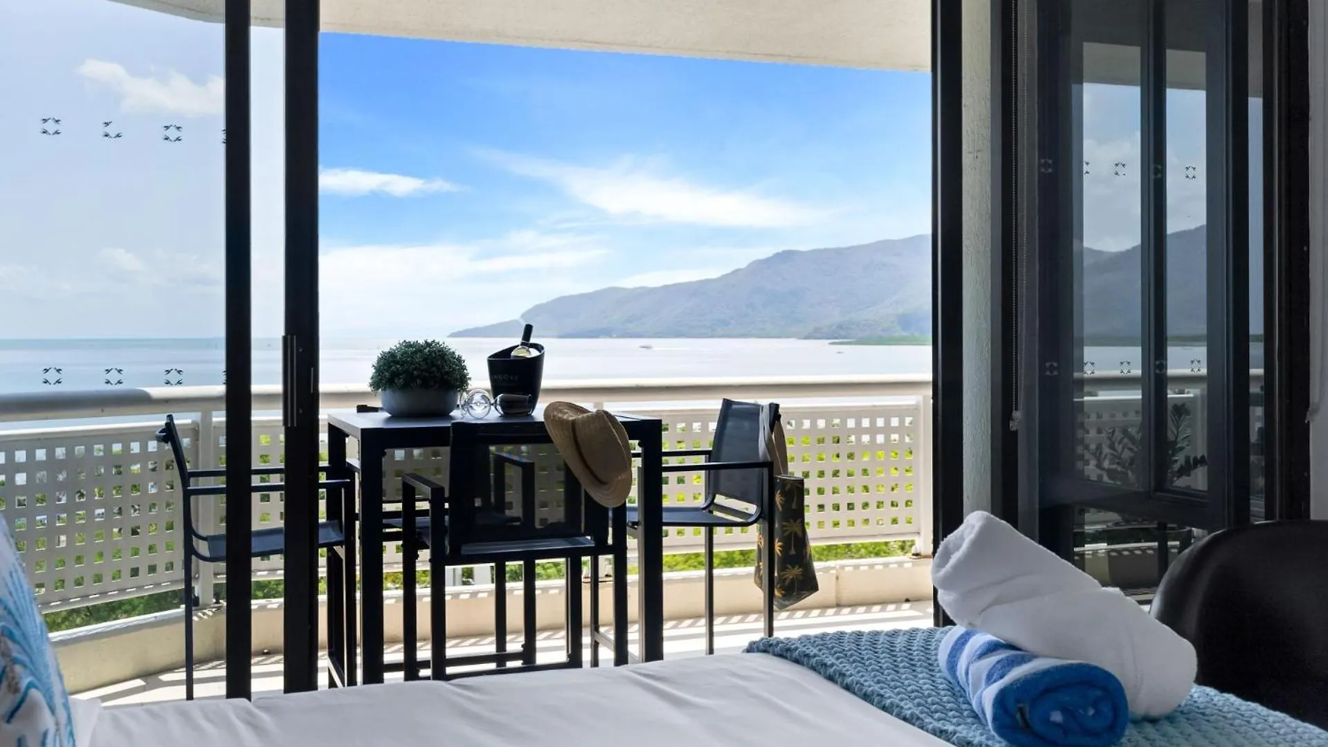 Belle Escapes Rydges Plaza Esplanade Luxury 2-Bedroom Apartment Cairns Austrália